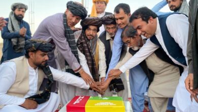 پشتون کلچر ڈے کی مناسبت سے خصوصی کیک کاٹا گیا