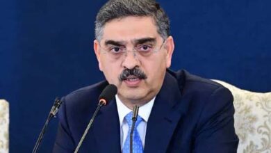 باجوہ کی مدتِ ملازمت میں توسیع کے حق میں ووٹ دینے والے آج انقلابی بن گئے