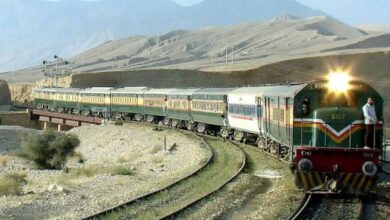 ڈیرہ مراد جمالی کے قریب جعفر ایکسپریس پر2 راکٹ حملے اور فائرنگ، مسافر محفوظ رہے