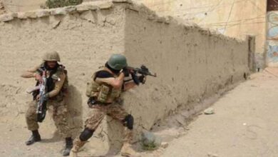 شاہراہ کے قریب ہوٹل میں چھپے دہشت گرد بھی فورسز کے گھیرے میںہے،سیکیورٹی فورسیز