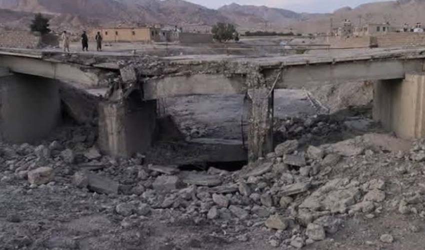 کوئٹہ کراچی قومی شاہراہ پر نامعلوم افراد نے دھماکہ خیز مواد سے پل تباہ کر دیا